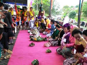 Wisatawan Asing Pun Ikut Asyik Nikmati Tumpeng