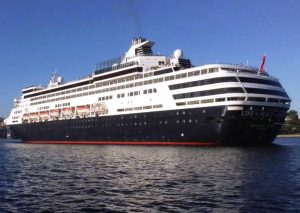 Kapal Cruise Pacific Eden dengan 1500 Wisman Menuju Benoa
