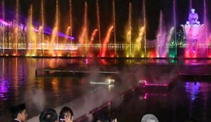 Presiden Jokowi Saksikan Atraksi Air Mancur Purwakarta
