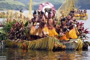 Ingin Melihat Atraksi Suku-Suku Papua? Datang ke Festival Danau Sentani 2017