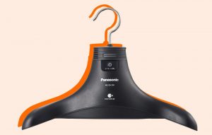 Anda Males Banget Nyuci Baju? Hanger Penghilang Bau Panasonic Ini Solusinya