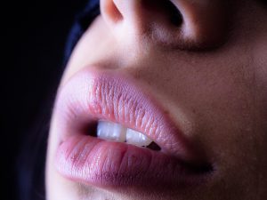 Rahasia Mengembalikan Warna Alami Bibir yang Menghitam