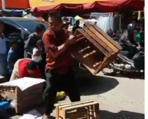 Kadis Ngamuk di Pasar, Obrak-abrik Jualan Milik PKL