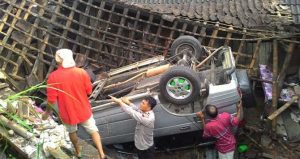 Asyik Melamun, Tak Sadar Mobil Sudah di Atas Dapur Warga