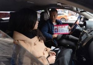 Kasihan.. Ayah Ini Jadi Sopir Taksi untuk Temukan Putrinya yang Hilang, 23 Tahun Gak Ketemu
