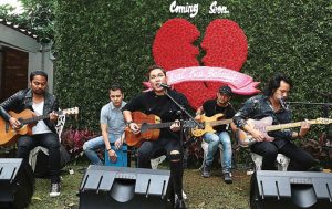 Falcon Pictures Gandeng Hanung, Film “Asal Kau Bahagia” Bakal Lebih Galau