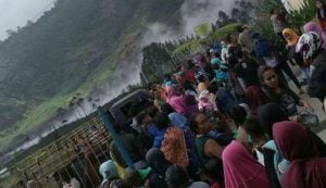 Kawah Sileri Meletus, Wisatawan Panik Selamatkan Diri