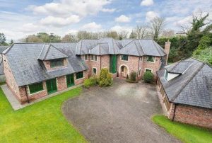 Uangnya Tersisa 2 Poundsterling, Eks Bintang Manchester United Ini Jual Rumah Mewahnya