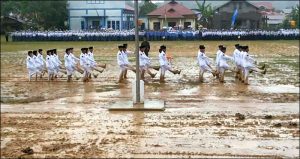 Sejumlah Orang Menangis Melihat Paskibrakan dengan Semangat di Lapangan Becek