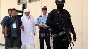 Saat Berobat pun Abu Bakar Ba’asyir Dikawal Senjata Laras Panjang