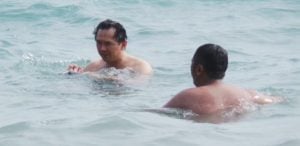 Nah Loh, Beredar Foto Ahok Lagi Berenang di Pantai, Reaksi Netizen Begini…