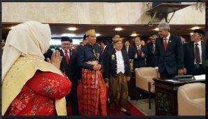 Jokowi Pakai “Songkok To Bone”, JK Berbaju Adat Surakarta