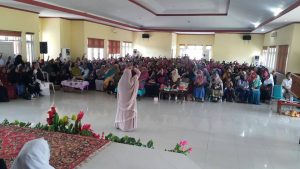 Istri Ustaz Aziz Beri Tausyiah di Pesantren Salumakarra