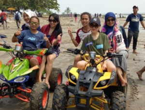 Liburan di Pantai, Ayu Ting Ting Menolak Foto dengan Fans, Sombong!