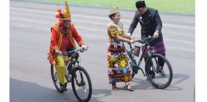 Berbusana Adat Terbaik, Menkumham Dihadiahi Sepeda