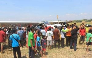 Warga Geger, Pesawat Ini Mendarat Darurat di Areal Sawah
