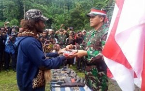 Serahkan 32 Senpi, 77 Anggota OPM Mengaku Tobat