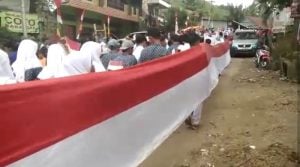 Parade Bendera di Enrekang Hampir Pecah Rekor Terpanjang