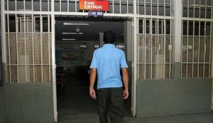 Tertangkap Bawa HP, Dihancurkan Pakai Palu