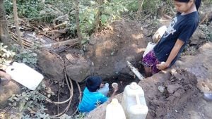 Manfaatkan Pipa Bocor, Cara Warga Pangkep Penuhi Kebutuhan Air