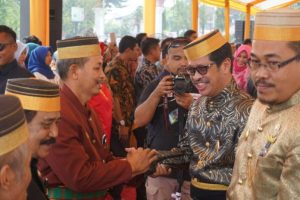 Raja Keturunan Hasanuddin Bersua, Ichsan YL sebagai Perekat