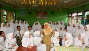 Guru Nonsertifikasi Kesal Gaji Tambahan Macet