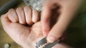 Untung Ada Petugas Satpol PP, Nyawa Remaja Ini Berhasil Diselamatkan dari Pecahan Kaca