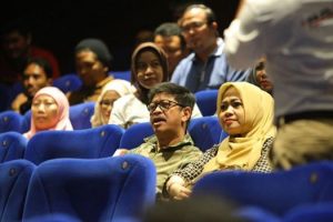 IYL dan Istri Tonton Anak Beradegan di Film Suhu Beku