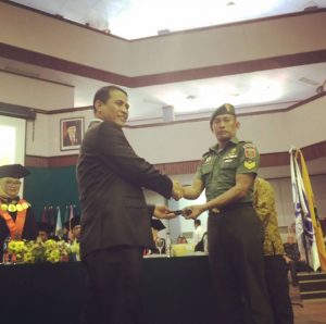 Mentan Amran Hadiahi Serka Darwis Gaji Satu Bulan dan Traktor