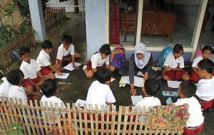 Lihat Nih.. Para Siswa SD Ini Masih Belajar di Atas Lantai, Padahal Sekolah Letak di Kota