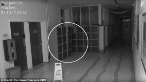 Hantu Terekam CCTV Mengamuk di Lorong Sekolah Tua, Berani Lihat?