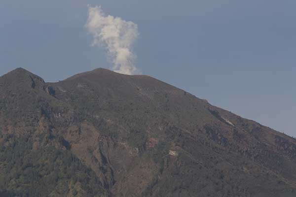 Gubernur Percaya Ada Kekuatan Lain sehingga Gunung Agung Belum Meletus