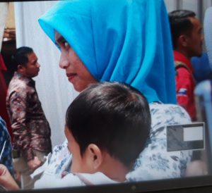 Subhanallah.. Mentan Amran Serahkan Gajinya Buat Dua Petani Perempuan di Ciamis