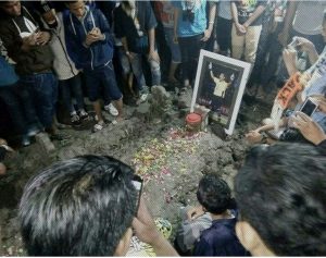Subhanallah.. Ribuan Jamaah Ikut Salatkan Jenazah Kiper Persela Choirul Huda