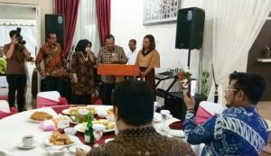 Jaksa Agung Nyanyikan Lagu Mendiang Anci Laricci
