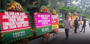 Jelang Pelantikan Anies-Sandi, Karangan Bunga Kembali Banjiri Balai Kota DKI
