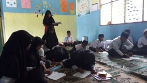 Tak Punya Meja Belajar, Siswa Mengaku Gampang Kram dan Lelah