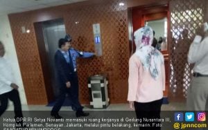 Mulai Masuk Kantor, Setya Novanto Lewat Pintu Belakang