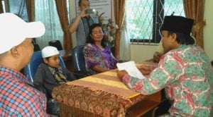Viral! Bocah Ini Masuk Islam Diantar Ibunya yang Non Muslim, Alasannya Mengharukan…