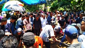 Ridwan Sau Mengantar Anci Laricci ke Tempat Peristirahatan Terakhir