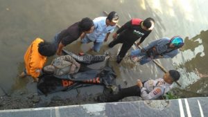 Sosok Mayat Ditemukan di Sungai, Waga Heboh!
