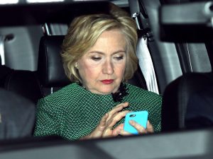 Hillary Anggap Bahaya Bila Trump Terus-terusan Main Twitter