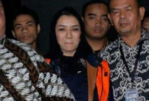 Keluar Ruang Penyidik, Rita sudah Pakai Rompi Orange: Saya Terima, tapi..