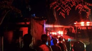 Rumah Dua Lantai Terbakar, Butuh 14 Mobil Damkar Padamkan Api