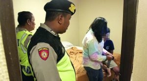 Wanita Cantik Kedapatan Ngamar di Hotel dengan Dua Pria, Ngapain Hayoo…