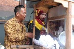 Jadi Lulusan Terbaik Untidar, Anak Penjual Sate Ini Mau Bangun Perpustakaan