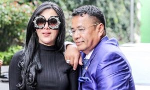 Aduh… Bang Hotman Bikin Geli Syahrini, Dasar Lelaki!