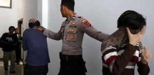 Tangkap Basah! Wanita Layani Dua Pria Sekaligus, Kuat Banget!
