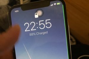 iPhone X Bermasalah, Garis Hijau Misterius Muncul di Layar