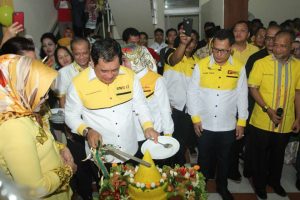 Ultah Sederhana, NH Potong Tumpeng untuk Mantan Gubernur